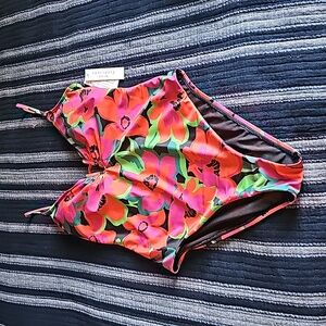 NWT Sanctuary swimsuit, size M,recycled polyester, spandex.